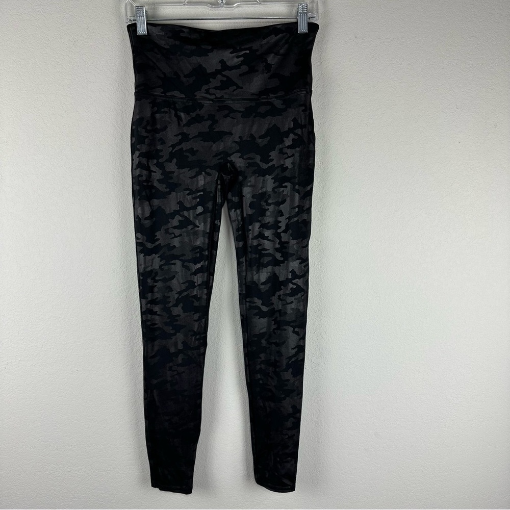 Spanx Black Camo Faux Leather Leggings Size Large